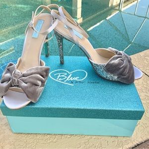 NEW Silver Glittery bow heels Betsy Johnson 10